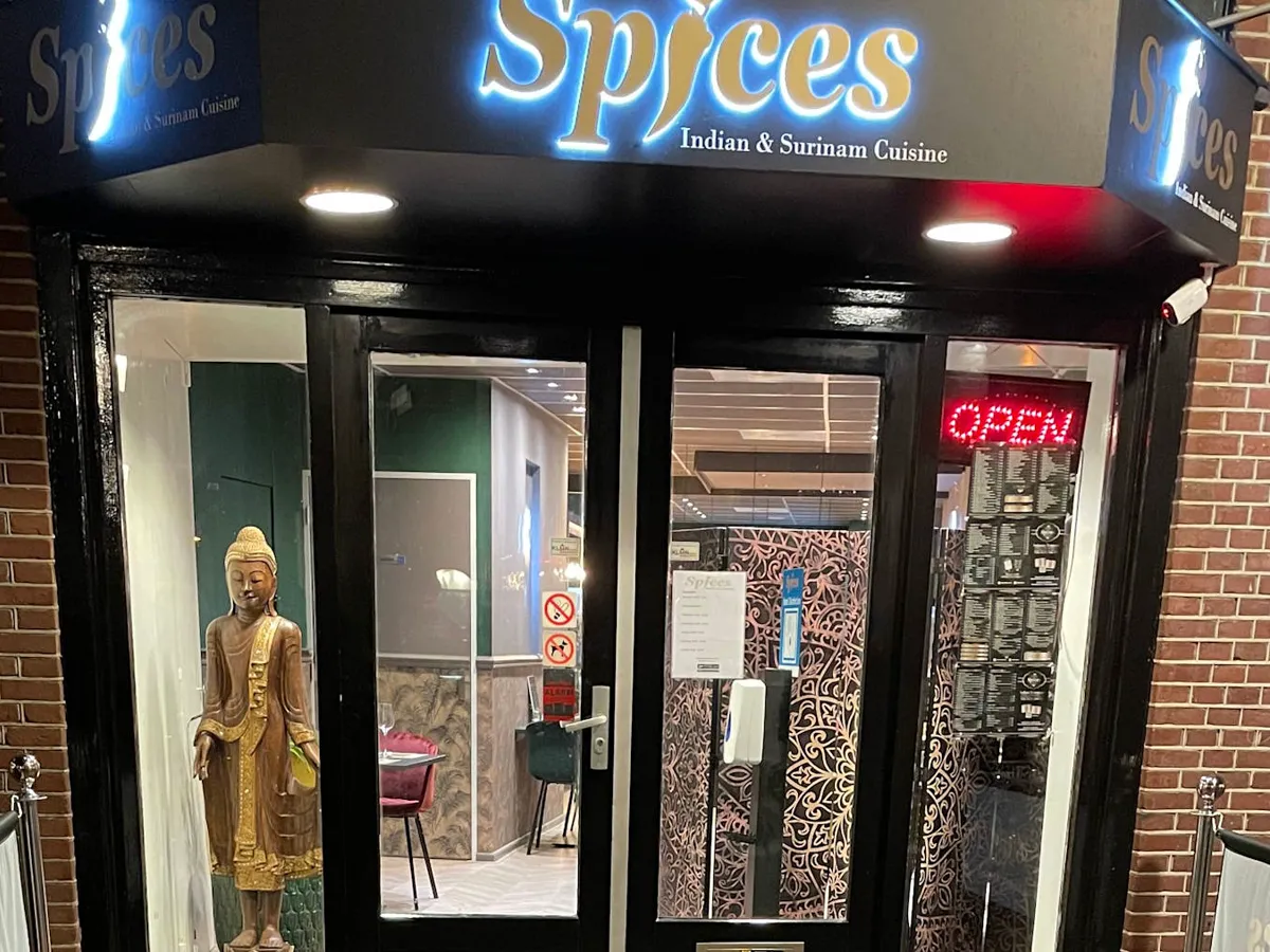 The entrance of Spices on Kleine Noord in the evening
